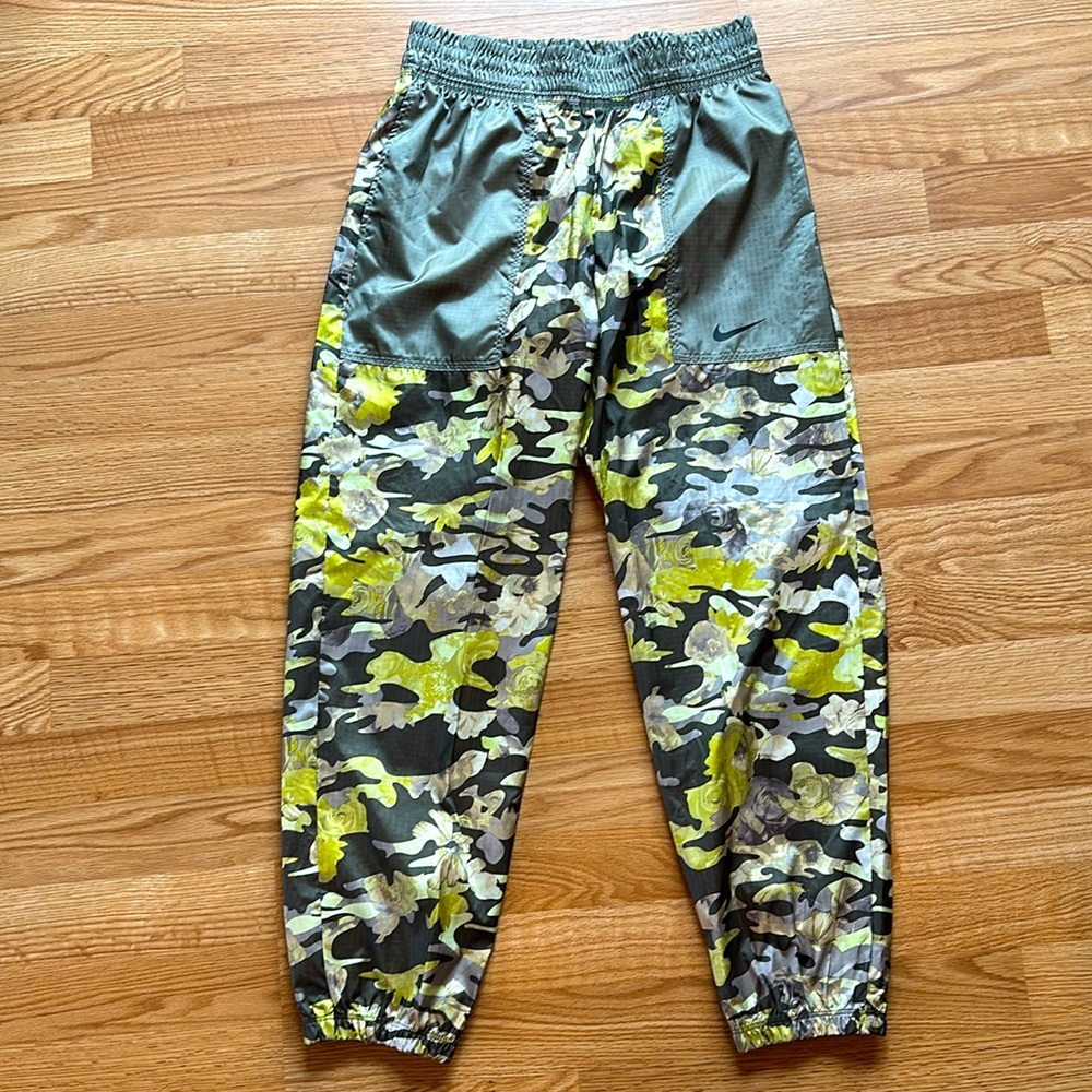 Nike easy woven camo floral joggers